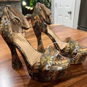 Chelsea & Violet Brown Orange Heels